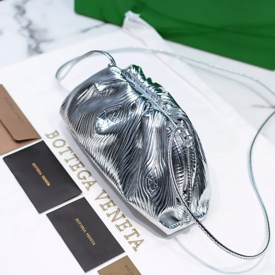 Batch 1120 Actual shot👇2020 New colors on Xiaoyunduo Authentic Italian original Bottega Veneta This Pouch clutch bag is one of the first designs created by designer Daniel in BV. It has a simple soft silhouette bag body without any unnecessary decoration. It has a very elegant and high-end texture when you hold it casually in your hand. The more you look at it, the more you will be fascinated by it. Counter quality size: 22*12.7cm (small cloud embossed silver)